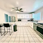 Pet Friendly Spacious 3Bed With Huge Back Yard