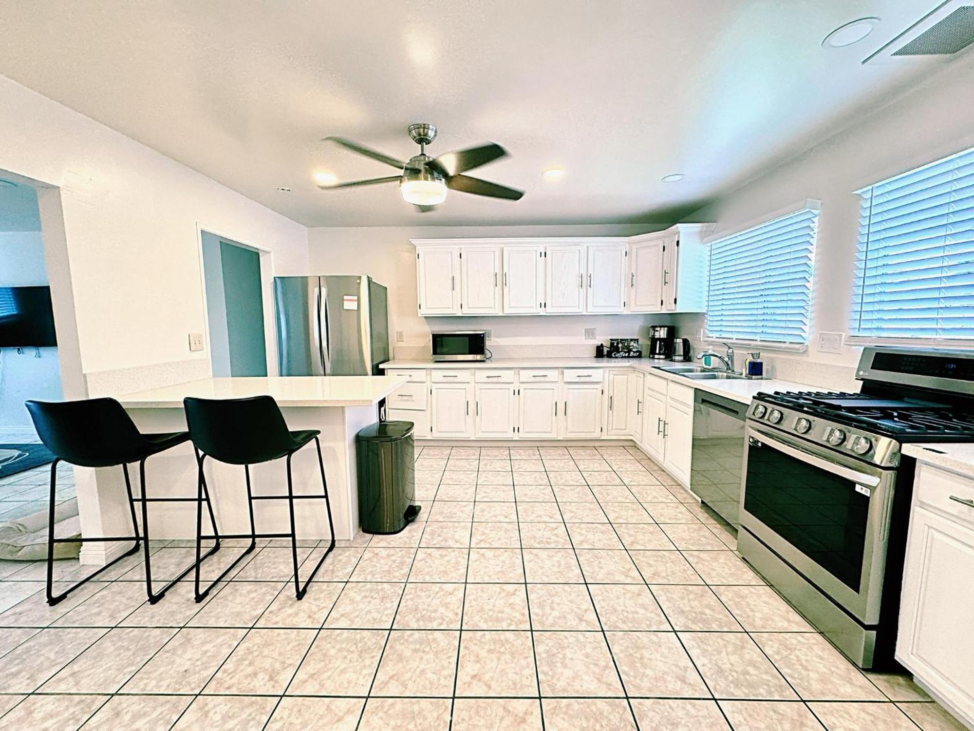 Pet Friendly Spacious 3bed With Huge Back Yard *