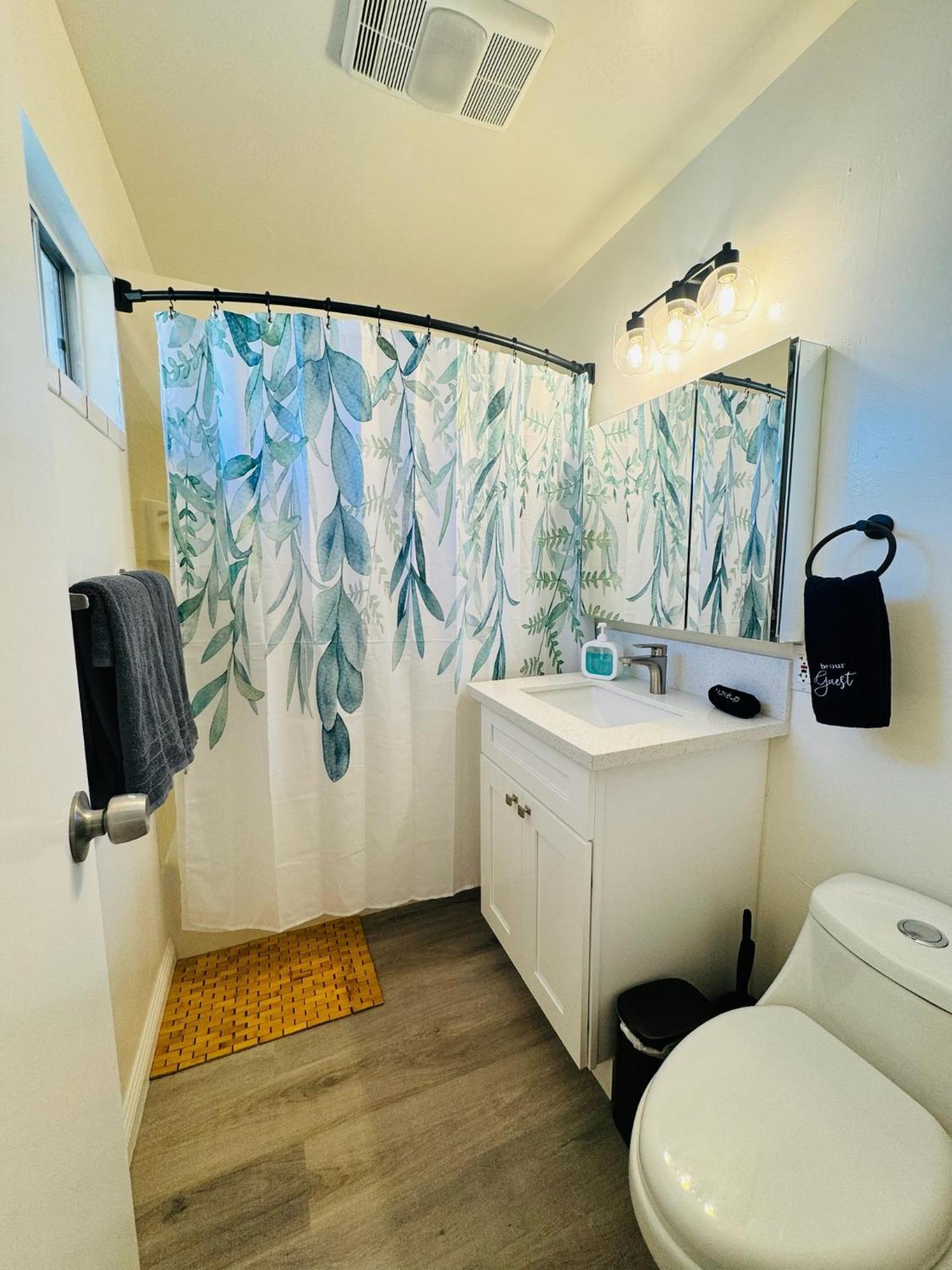 Pet Friendly Spacious 3bed With Huge Back Yard *